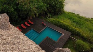 A pool area with a view of a river and surrounding greenery. - Finca Barlovento Maloka, Tayrona Park (Santa Marta)