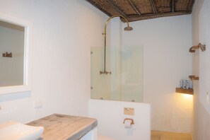 Shower, rainfall showerhead, towels, soap - Finca Barlovento Maloka, Tayrona Park (Santa Marta)
