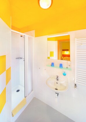 Douche, douche à « effet pluie », serviettes fournies, savon