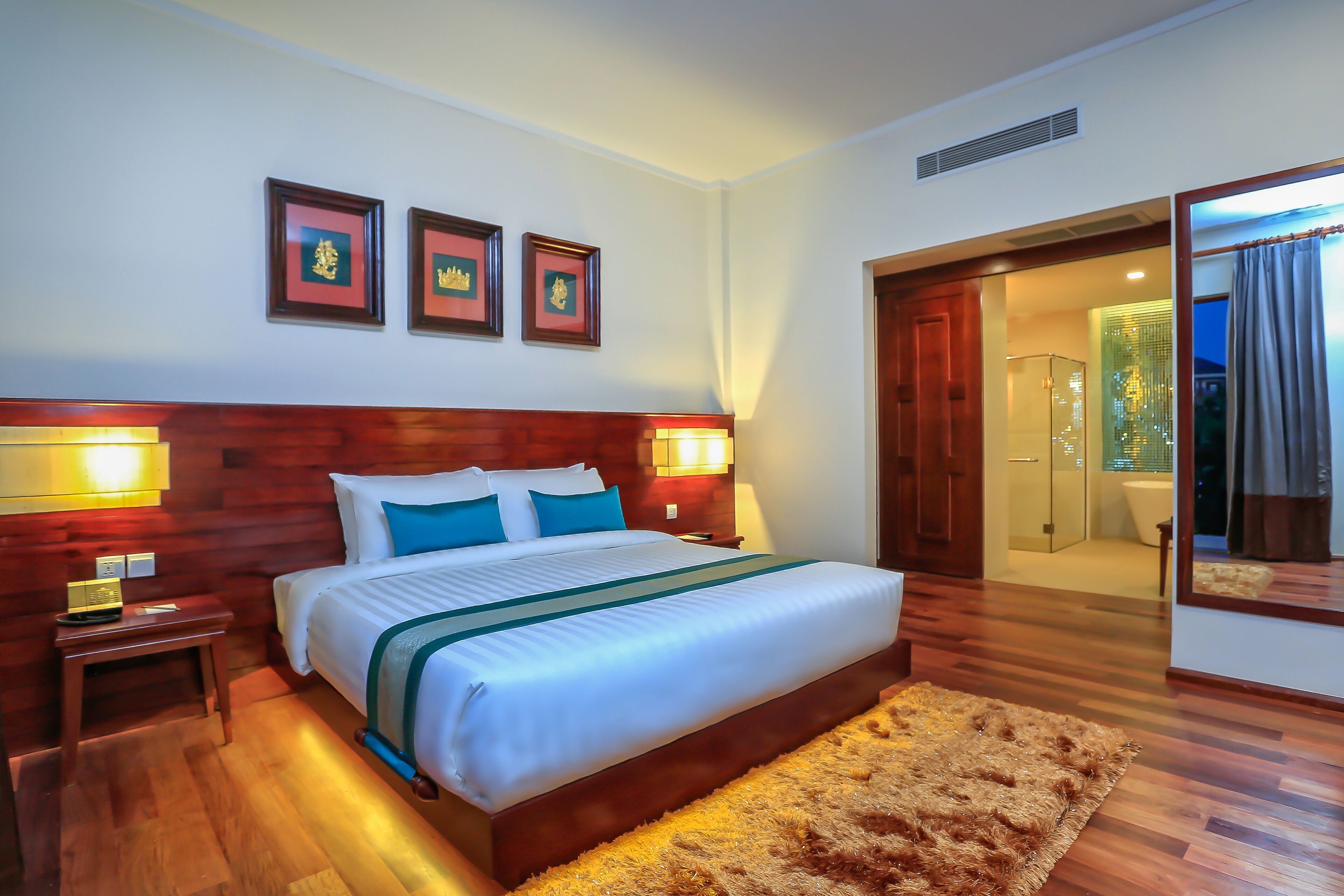 suite, balcony | premium bedding, minibar, in-room safe, individually decorated