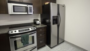 A kitchen with a microwave, refrigerator, stove, and toaster. - Vernon Hostel (Vernon)