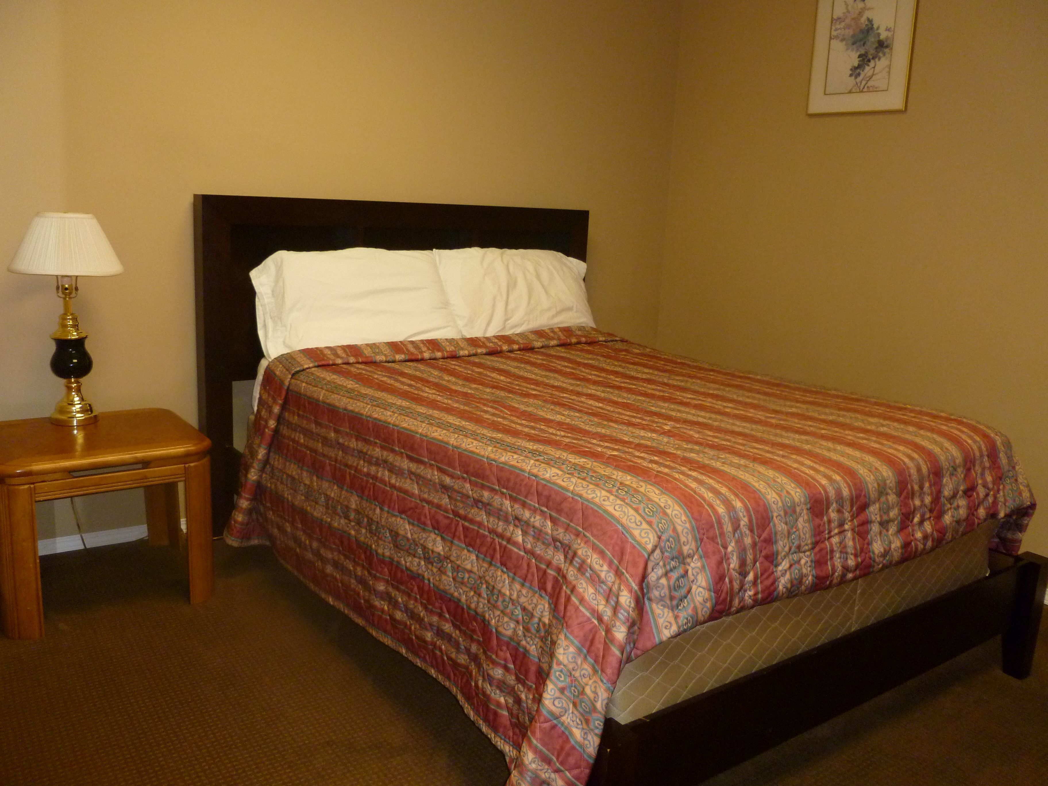 Room, 1 Queen Bed | Free WiFi, bed sheets