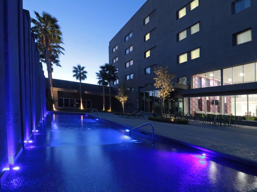 Piscina externa, espreguiçadeiras