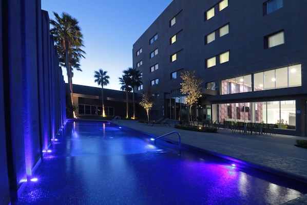 Outdoor pool, pool loungers - Holiday Inn Express & Suites Hermosillo by IHG (Hermosillo)