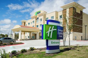 A Holiday Inn Express hotel entrance with a clear sky and a parking lot. - Holiday Inn Express & Suites Temple - Medical Center Area by IHG (Temple)