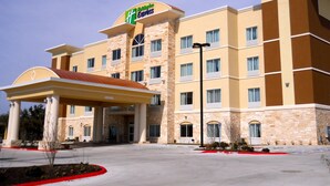 A Holiday Inn Express building with a covered entrance, multiple floors, and a parking lot. - Holiday Inn Express & Suites Temple - Medical Center Area by IHG (Temple)