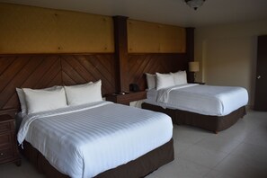 Cubrecamas, decoración personalizada, muebles diferentes y escritorio