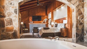 Down comforters, desk, WiFi (free), individually decorated - Hotel Boutique Rancho Tecate (Tecate)