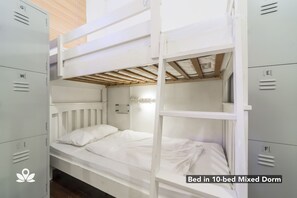 Iron/ironing board, free WiFi, bed sheets - BEAT. Arts Hostel Chinatown (Singapore)