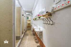 Shower, hair dryer - BEAT. Arts Hostel Chinatown (Singapore)