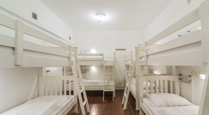 Een strijkplank/strijkijzer, gratis wifi, beddengoed