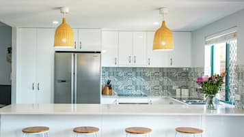 Deluxe Apartment, 2 Bedrooms, Partial Ocean View