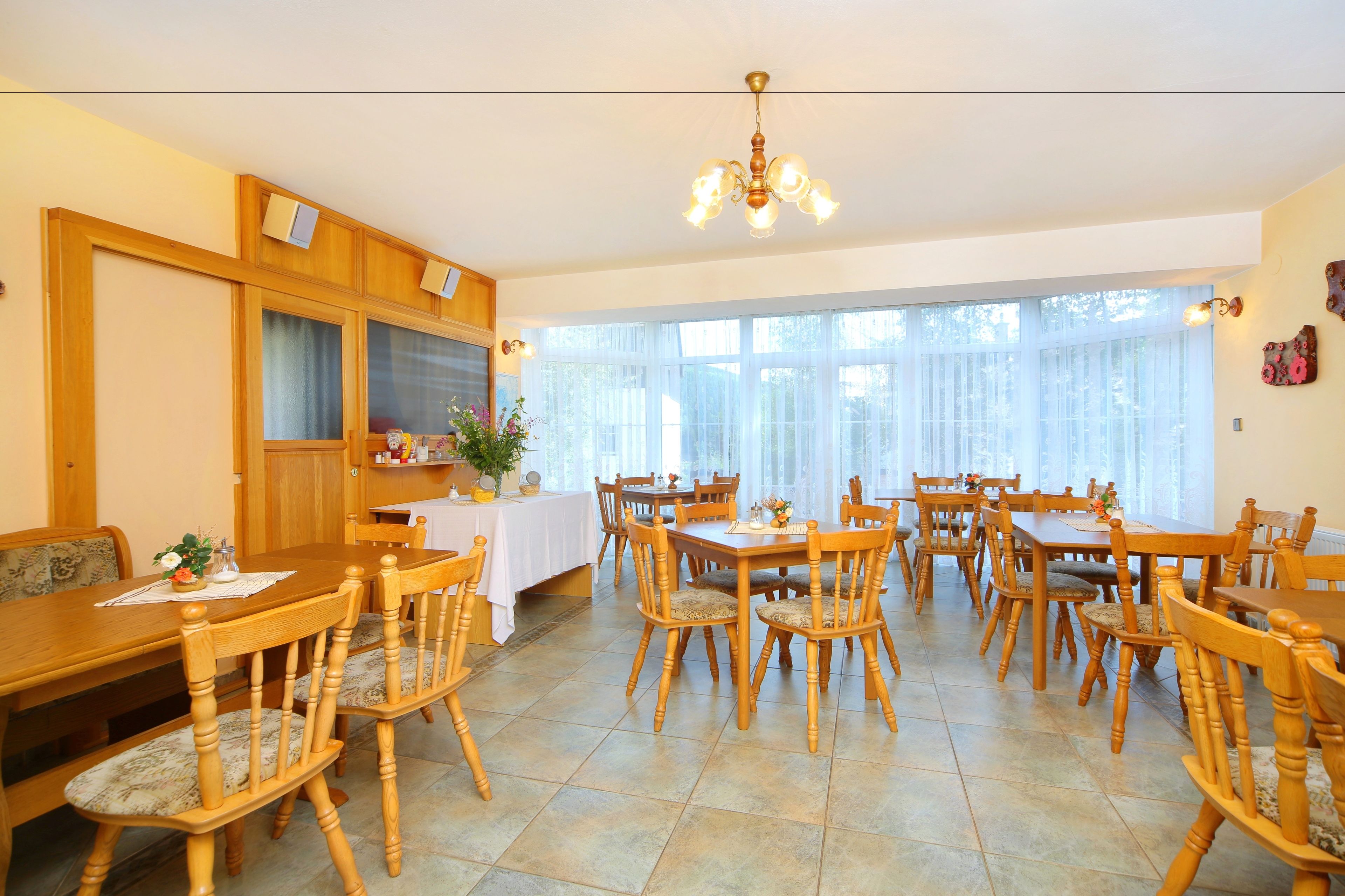 بوفيه فطور مجانًا يوميًا