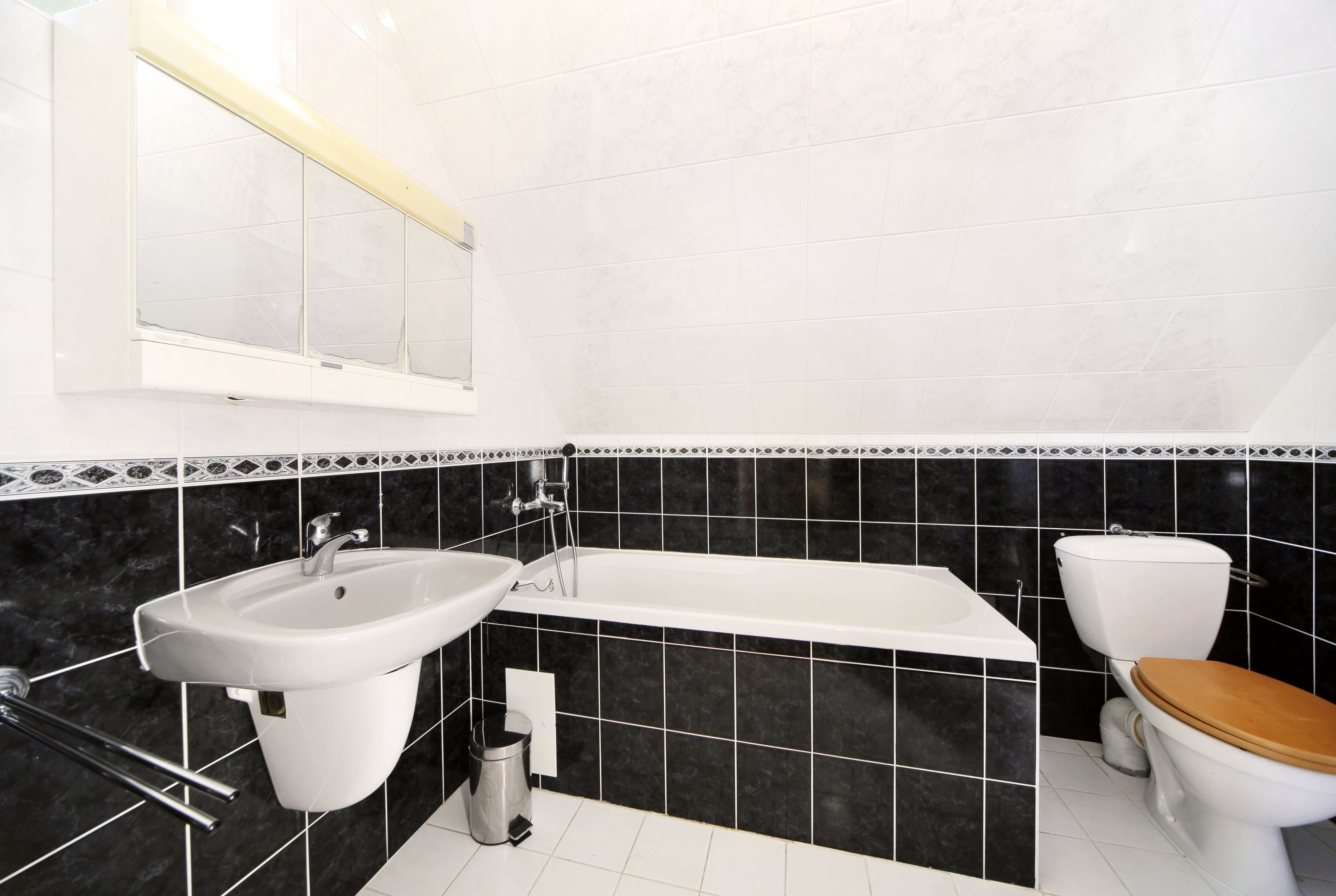 Een badkamer met een wit wastafel, een bad en een toilet.