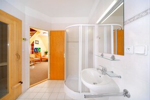 Family Duplex | Bathroom | Hair dryer, towels, soap, toilet paper - Pension Villa Stella (Spindleruv Mlyn)