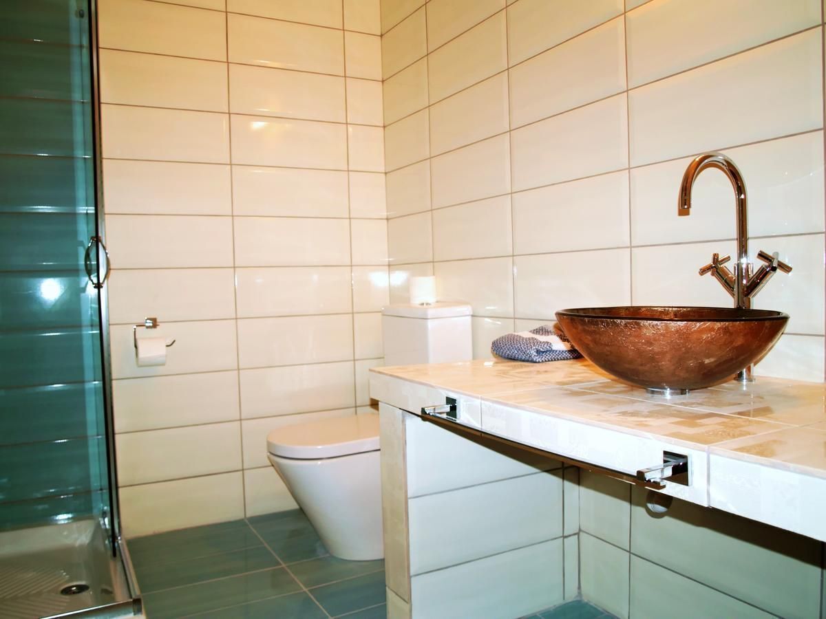 superior suite, sea view | bathroom | shower, free toiletries, hair dryer, towels