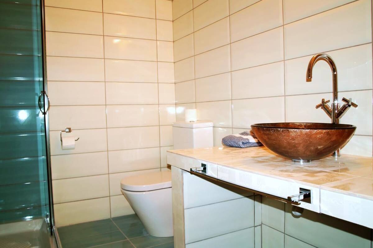 superior suite, sea view | bathroom | shower, free toiletries, hair dryer, towels