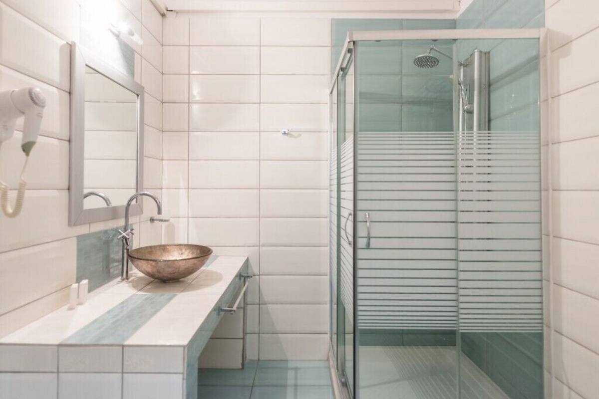 apartment, 1 bedroom, kitchen | bathroom shower