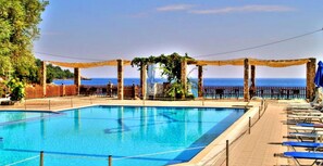 Piscina externa sazonal, guarda-sóis, espreguiçadeiras
