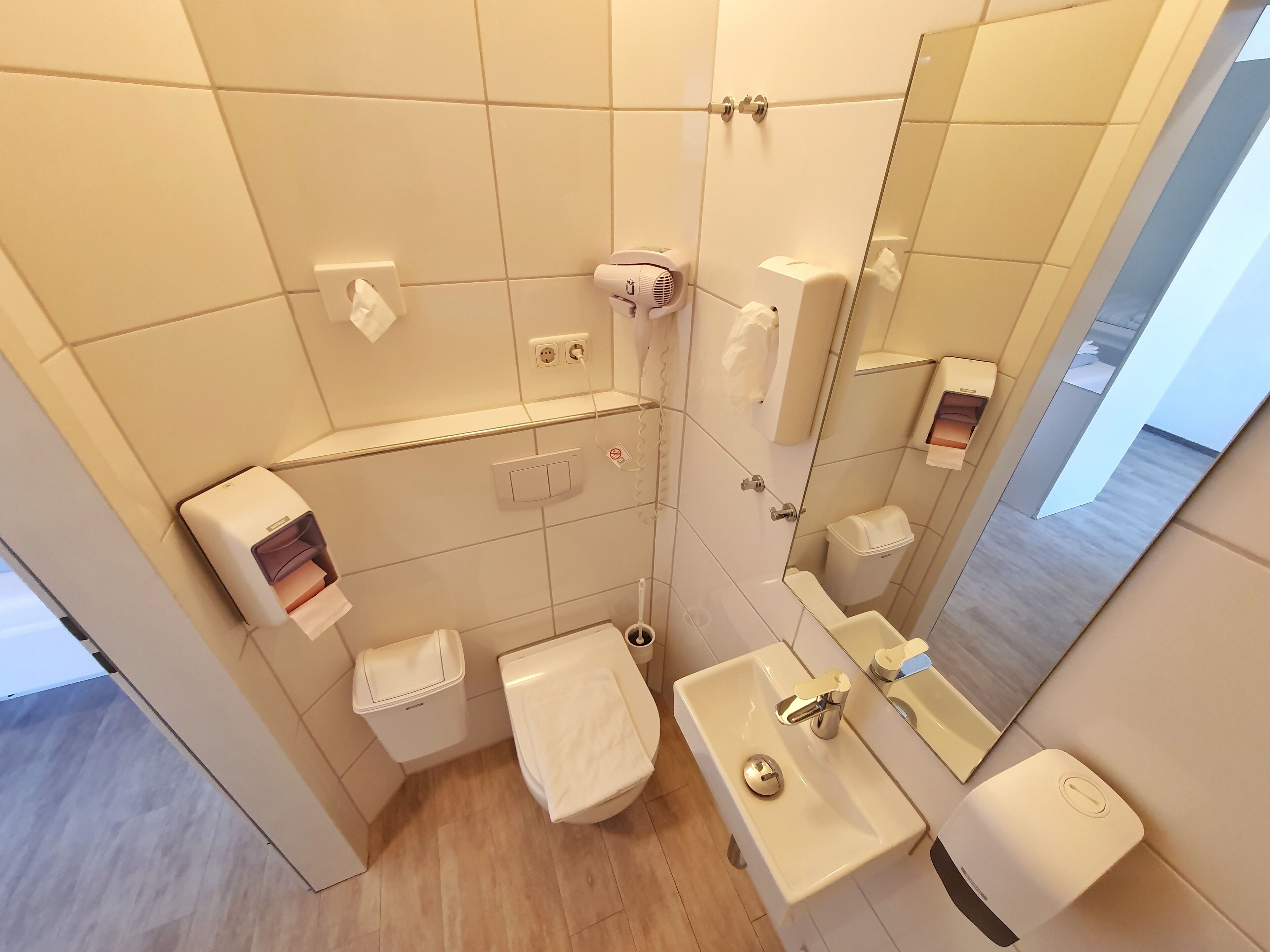 Appartement, 1 slaapkamer, kitchenette | Badkamer | Een douche, een regendouche, gratis toiletartikelen, een haardroger