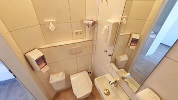 Double Apartment | Bathroom | Shower, rainfall showerhead, free toiletries, hair dryer