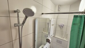 Single Room with Private External Bathroom | Bathroom | Shower, rainfall showerhead, free toiletries, hair dryer - Aparthotel B & L (Bremen)