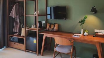 Caja de seguridad en la habitación, escritorio y cortinas blackout
