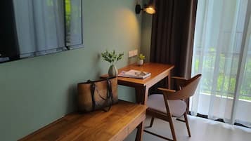 1 habitación, caja de seguridad en la habitación y escritorio