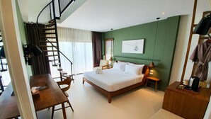 Une chambre avec un grand lit, un bureau en bois, une chaise, une petite table, une lampe et un tableau au mur.