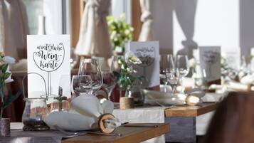 A table set for a meal with a sign that reads "winterliche Wein-karte".