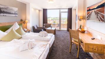 Allergitestade sängkläder, värdeförvaringsskåp på rummet och skrivbord