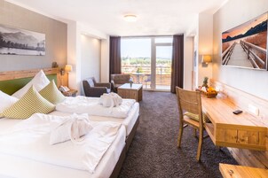 Hypo-allergenic bedding, in-room safe, desk, blackout drapes