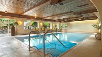 Inomhuspool och solstolar