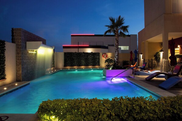 Una piscina al aire libre