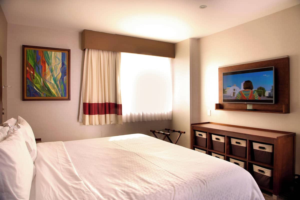 room, 1 king bed | premium bedding, minibar, in-room safe, desk