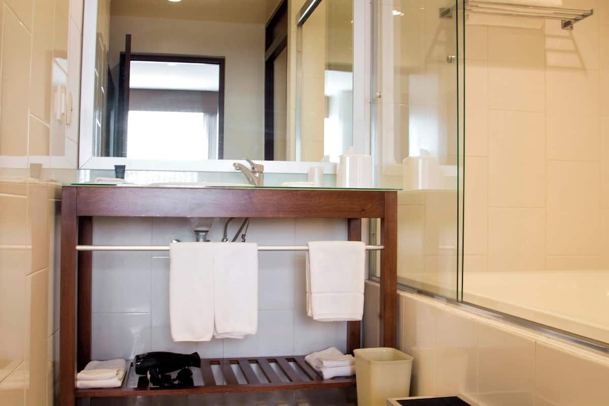 executive suite, 1 bedroom | bathroom | hair dryer, towels, soap, shampoo