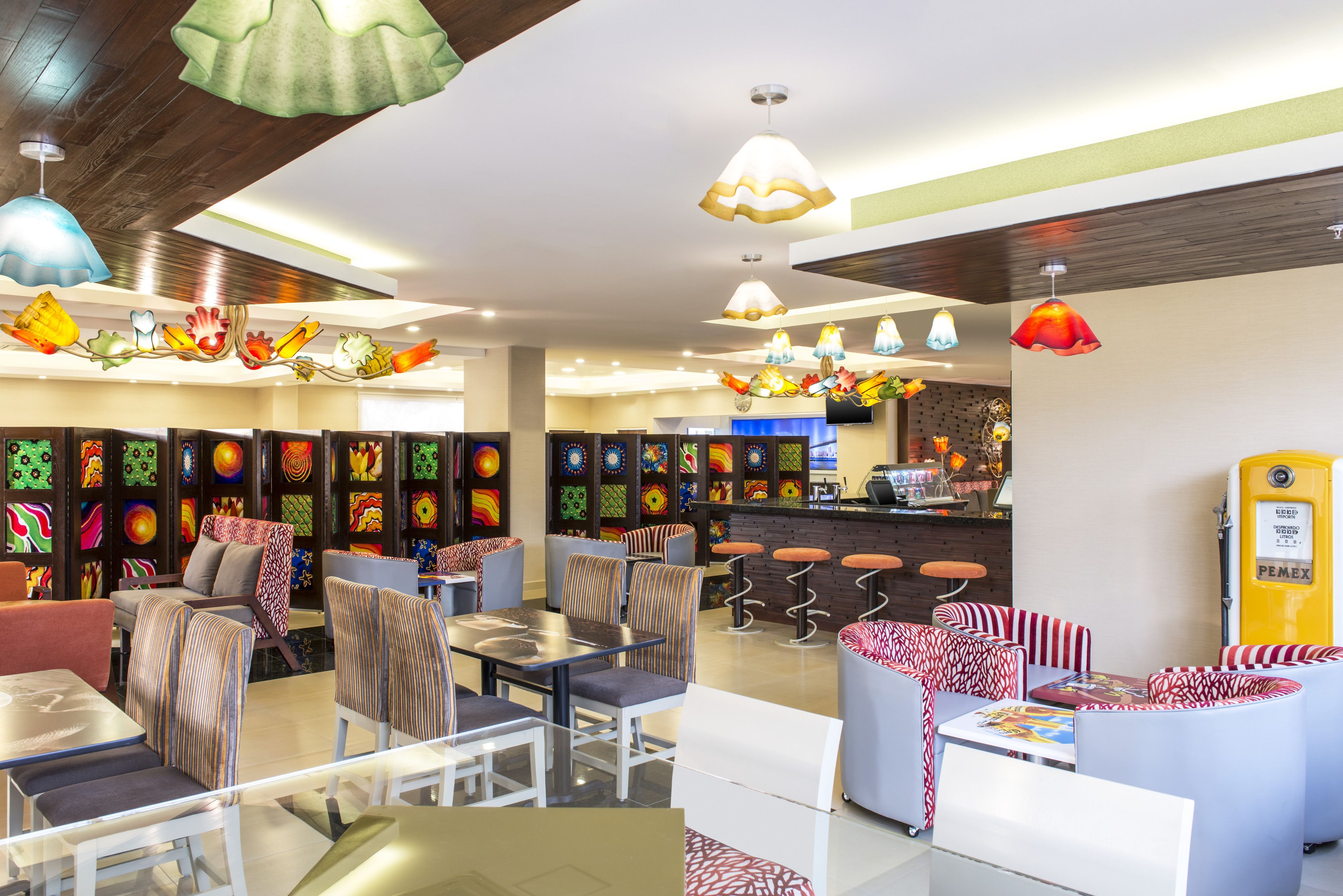 breakfast, lunch, dinner served; international cuisine