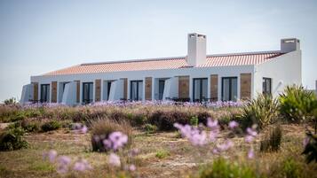 Vista frontal de la propiedad