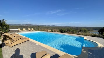 Kolam renang outdoor, dengan kursi berjemur