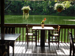 Aperto a colazione e pranzo, cucina locale, con vista sul giardino 