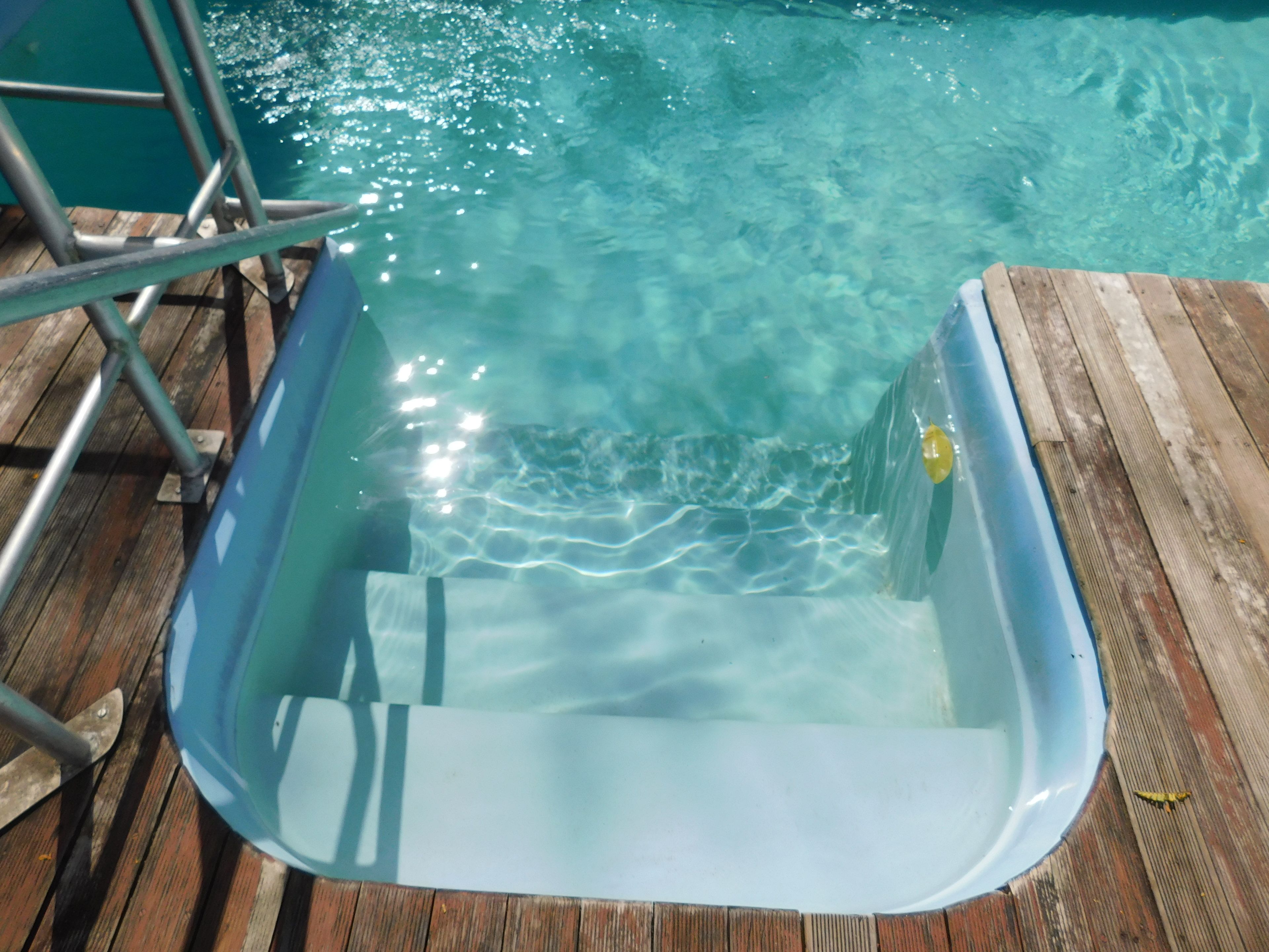 室外游泳池，07:30 至 09:30 开放，日光浴躺椅