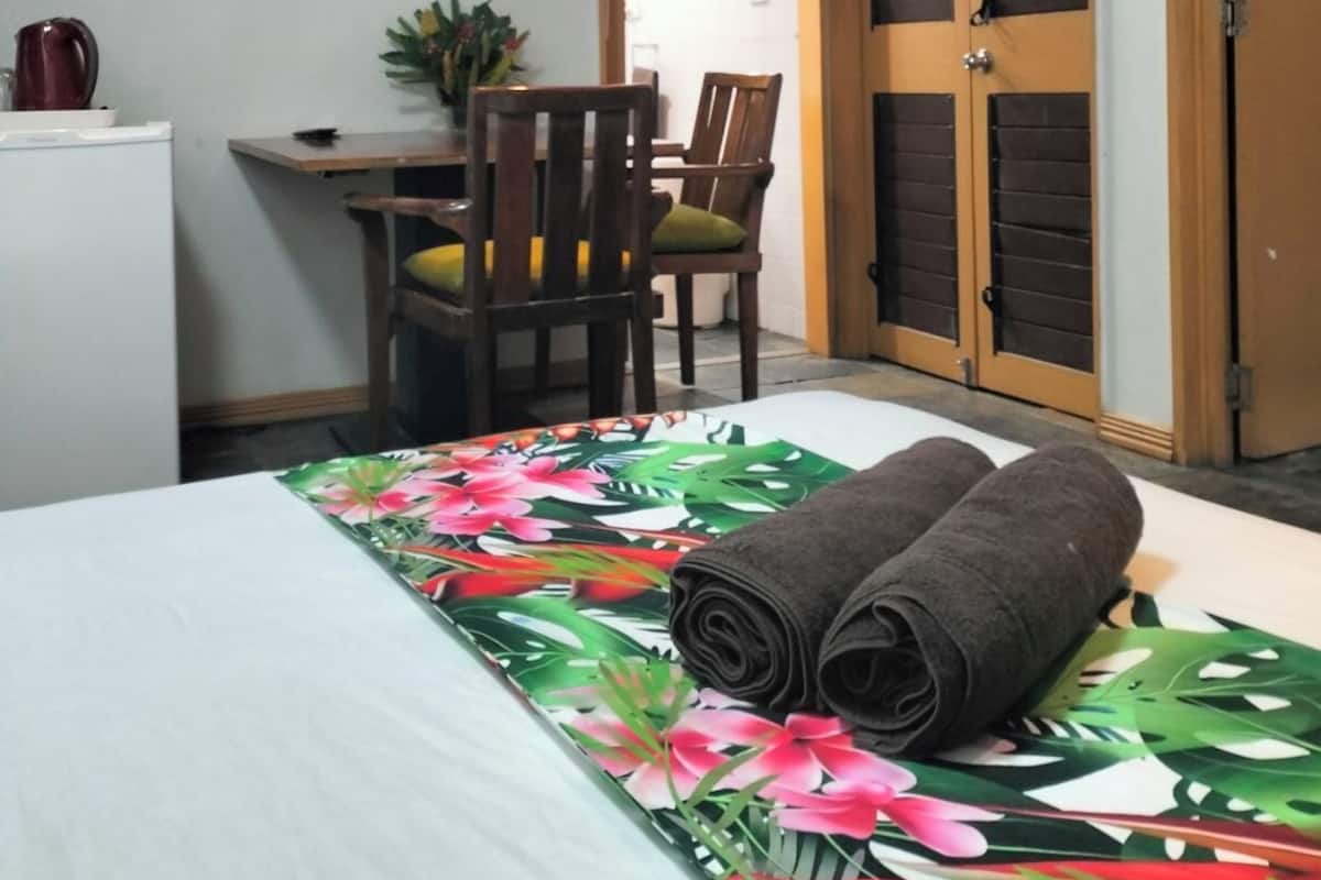 Pied-a-terre Style Studio Queen Premium - Aircon | 1 bedroom, in-room safe, free WiFi, bed sheets