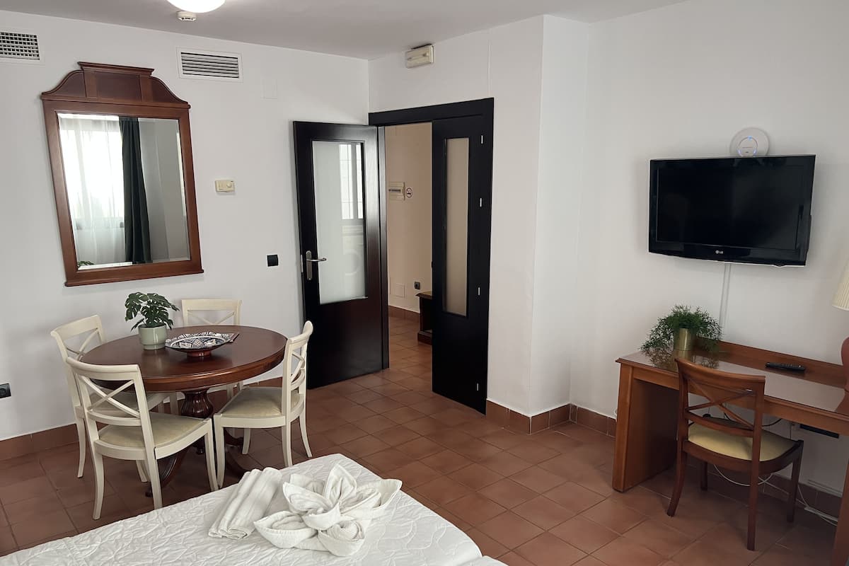 Premium bedding, free minibar items, desk, free WiFi