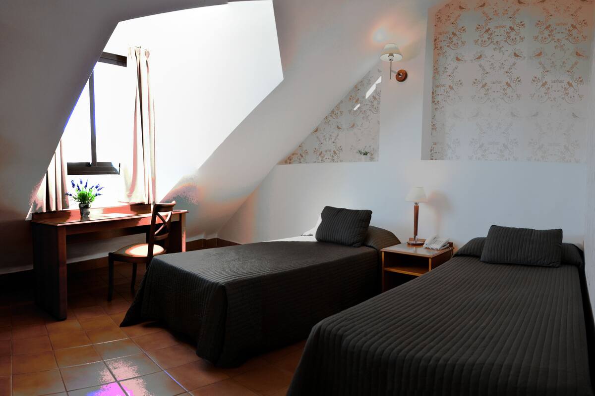 Dobbeltrom for 1 person – comfort | Sengetøy av topp kvalitet, minibarvarer (inkludert) og skrivebord