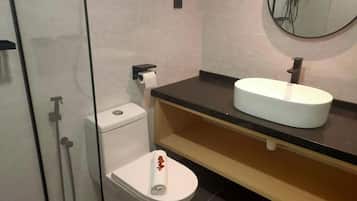 Shower, rainfall showerhead, free toiletries, hair dryer