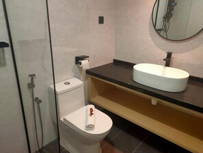 Shower, rainfall showerhead, free toiletries, hair dryer - JB Central Hotel (Johor Bahru)