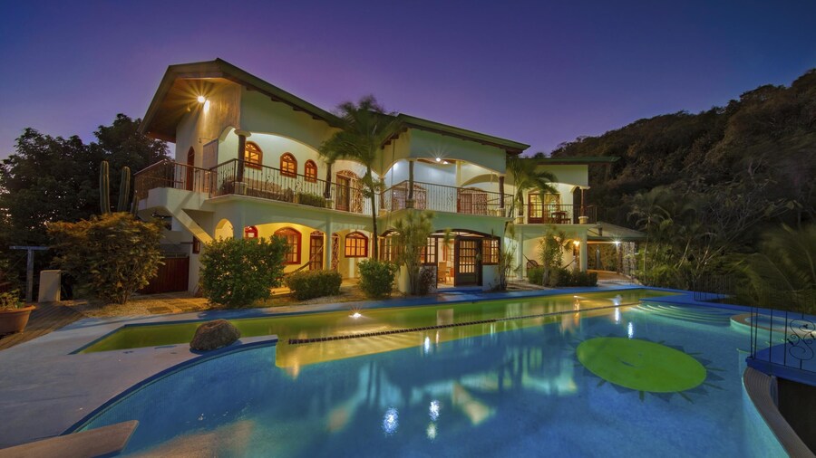 Jungle's Edge: Jiu-Jitsu, Muay Thai & Yoga Retreats