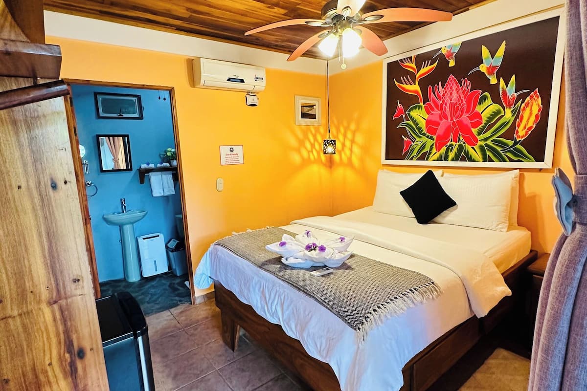 Jungle Room | 免费 WiFi、特色家居、床单
