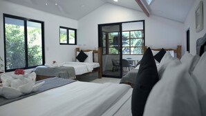 Een moderne hotelkamer met twee bedden, een balkon en grote ramen.
