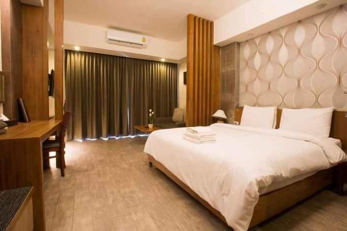 Minibar, in-room safe, desk, blackout curtains